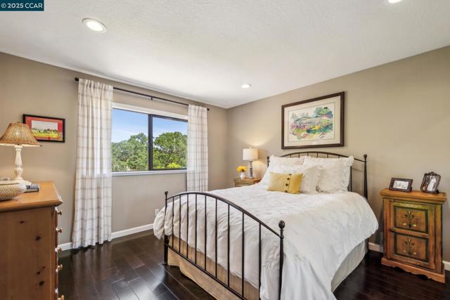 700 Golf Club Way, Pleasant Hill CA: https://media.crmls.org/mediaz/efa4b8a6-5a32-4cc2-807b-9527ac4f5df6.jpg