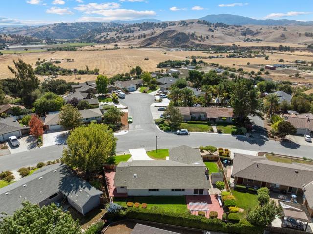 471 Marks Drive, Hollister CA: https://media.crmls.org/mediaz/efa5b113-1131-496e-9e62-280e6225d2c5.jpg