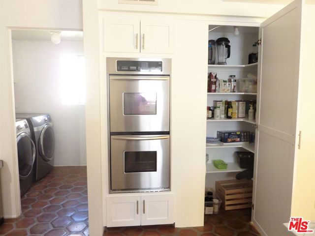 13065 Mindanao Way, Marina del Rey CA: https://media.crmls.org/mediaz/efa5fc97-22a0-4756-b447-a750dc22b0e0.jpg