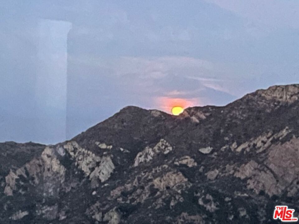 https://media.crmls.org/mediaz/efa667f6-c778-44b5-9e0e-e9dda2fef155.jpg?preset=X-Large