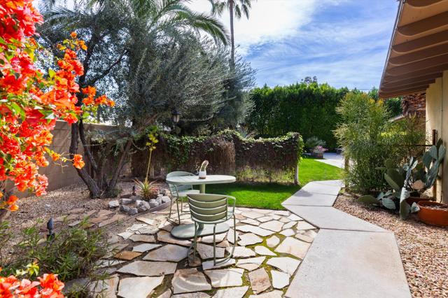 1387 E Verbena Drive, Palm Springs CA: https://media.crmls.org/mediaz/efa6910c-37f0-40e2-8334-6d85529edd30.jpg
