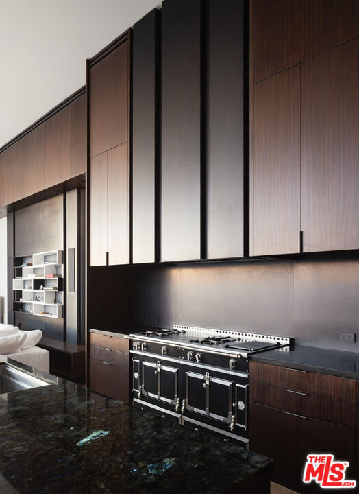 1305 Collingwood Place, Los Angeles CA: https://media.crmls.org/mediaz/efa6b468-c9e1-4258-916f-a30c93baaa07.jpg