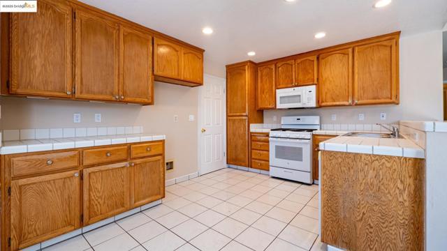 632 Burwood WAY, Antioch CA: https://media.crmls.org/mediaz/efa6ce74-b924-4597-acb1-e18fe12f4da5.jpg