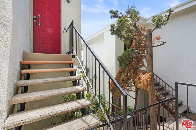 18103 Coastline Drive, Malibu CA: https://media.crmls.org/mediaz/efa6e567-a700-46d5-8544-61c30df1ffe8.jpg