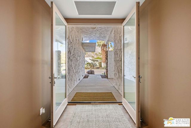 2420 Paseo Del Rey, Palm Springs CA: https://media.crmls.org/mediaz/efa967fd-cc2b-4266-a388-c6eef2ab0682.jpg