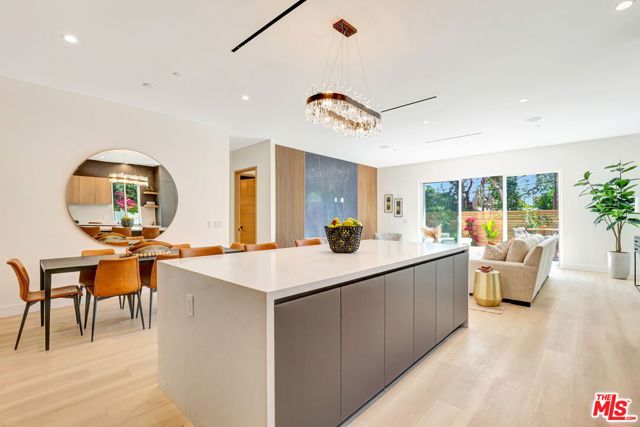 5730 Lasaine Avenue, Encino CA: https://media.crmls.org/mediaz/efa9a876-688d-4757-a0d9-060ceb6ba050.jpg