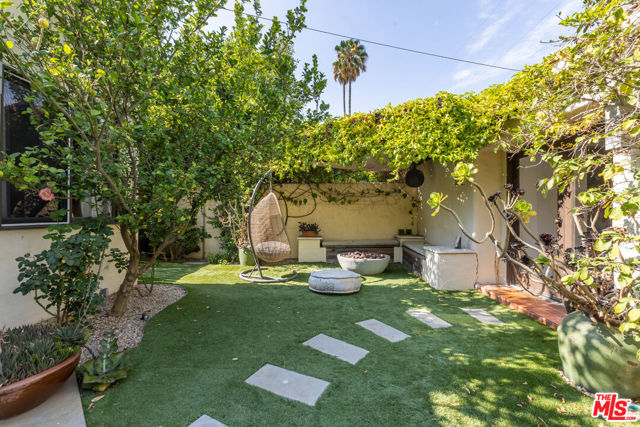 724 N Spaulding Avenue, Los Angeles CA: https://media.crmls.org/mediaz/efaaf445-7daa-421c-b2e8-730296b78045.jpg