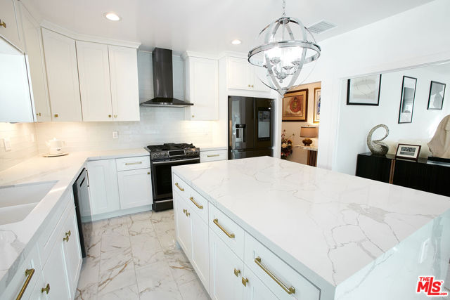 1040 N Crescent Heights Boulevard, Los Angeles CA: https://media.crmls.org/mediaz/efabb29f-0209-45bd-994e-0fedb2ae48e6.jpg