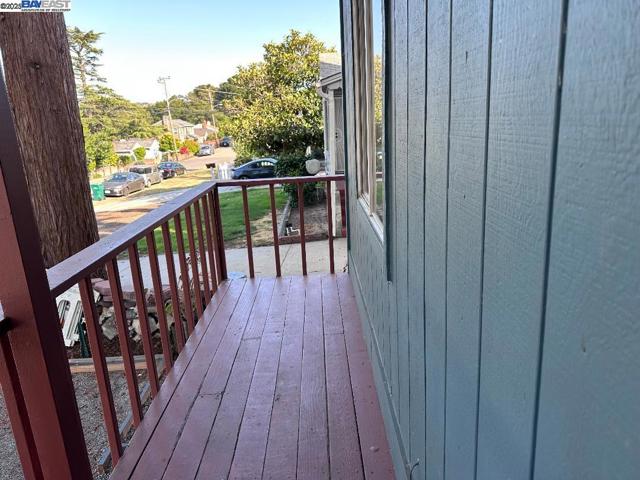 8065 earl st, Oakland CA: https://media.crmls.org/mediaz/efabb90b-158f-4e06-b0b8-9b8d7d44447b.jpg