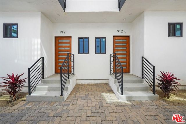 910 N Hudson Avenue, Los Angeles CA: https://media.crmls.org/mediaz/efacac18-191d-459b-a97a-9ef89ac9a8b2.jpg