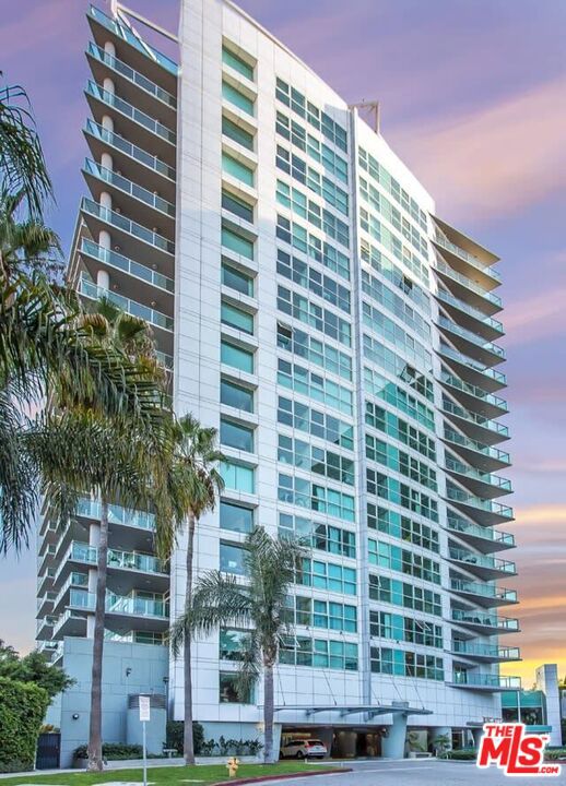 13600 Marina Pointe Drive, Marina del Rey CA: https://media.crmls.org/mediaz/efad2ce1-bfdb-4aa7-b68d-f159ee2576cb.jpg