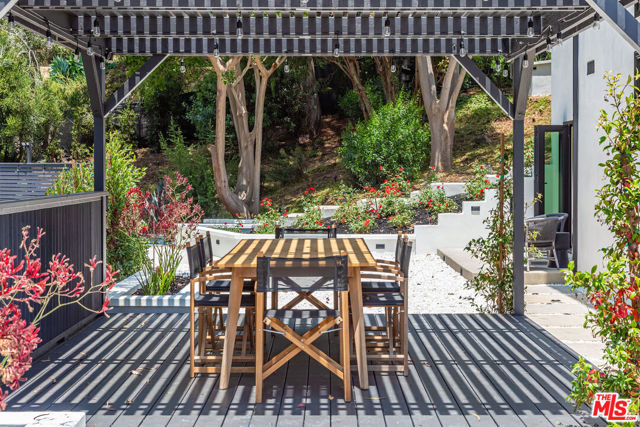 3525 Coast View Drive, Malibu CA: https://media.crmls.org/mediaz/efad361d-9a78-453a-8c46-6c76faff2c7a.jpg