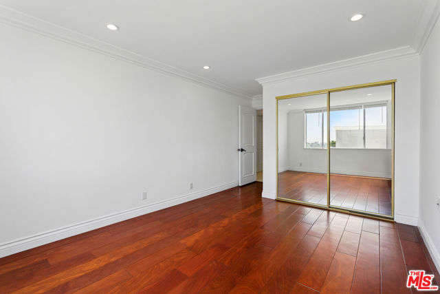 321 N Oakhurst Drive, Beverly Hills CA: https://media.crmls.org/mediaz/efad369c-8dab-4454-b8c3-08d12f3ea521.jpg
