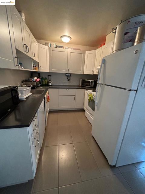 3020 35th Avenue, Oakland CA: https://media.crmls.org/mediaz/efad9945-b9bf-418e-ae40-24511d71a570.jpg