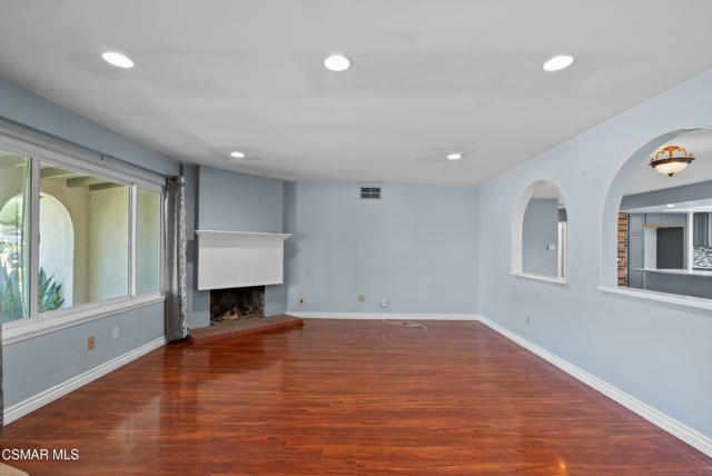 28606 Solon Avenue, Canyon Country CA: https://media.crmls.org/mediaz/efae40ef-480b-45e7-b347-142b90d856d5.jpg