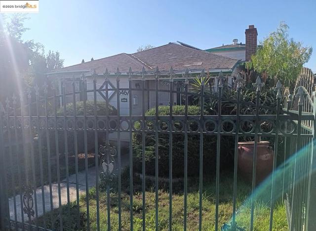 5467 Crittenden St, Oakland CA: https://media.crmls.org/mediaz/efae8ff9-f8d4-4cdf-855c-d26899ede948.jpg