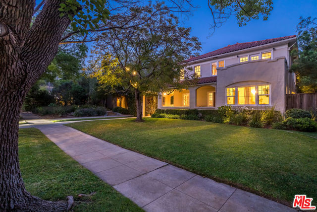 1622 N Orange Grove Avenue, Los Angeles CA: https://media.crmls.org/mediaz/efaecfe2-826f-41f1-a5e2-3f7b19ac36ba.jpg