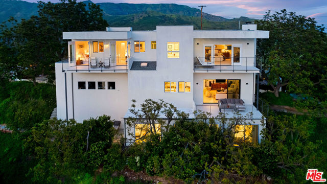 2727 Corral Canyon Road, Malibu CA: https://media.crmls.org/mediaz/efaeecbf-4a40-43ef-bbd4-ab4726bdef9a.jpg