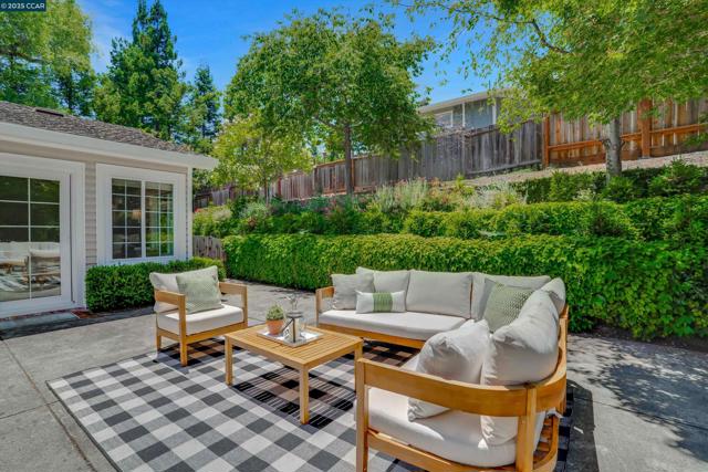 2345 San Miguel Dr, Walnut Creek CA: https://media.crmls.org/mediaz/efaef62a-dbfc-4d09-a665-528f55c4f644.jpg