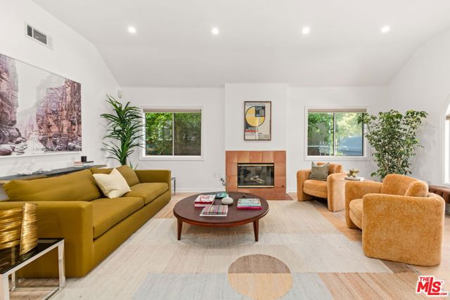 4313 Wilkinson Avenue, Studio City CA: https://media.crmls.org/mediaz/efaf2113-5563-4e6a-a03f-78375858387f.jpg