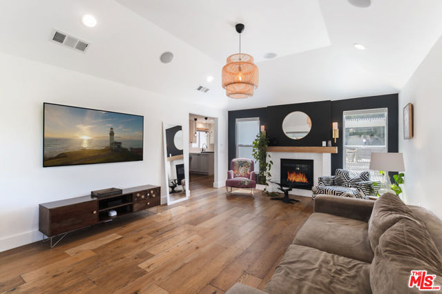5433 Tampa Avenue, Tarzana CA: https://media.crmls.org/mediaz/efaf2959-6b57-40d2-b425-58ceab11756f.jpg
