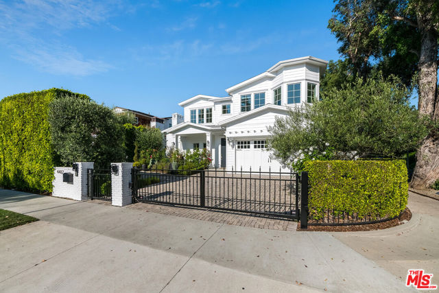 4402 Ledge Avenue, Toluca Lake CA: https://media.crmls.org/mediaz/efafc172-a7f4-4b5c-8641-72d8a72924cb.jpg