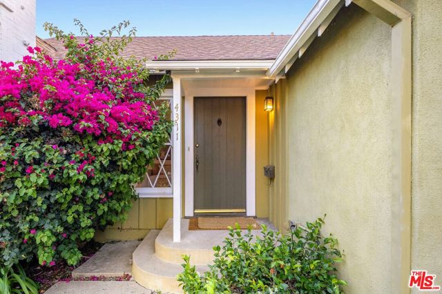 4311 Greenbush Avenue, Sherman Oaks CA: https://media.crmls.org/mediaz/efafd620-067c-499b-85cf-638a0052f005.jpg