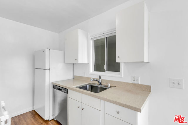 917 N Cedar Street, Inglewood CA: https://media.crmls.org/mediaz/efb1553f-e818-4db1-ad95-6133fcb5ab2e.jpg