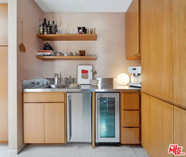 11513 Dona Cecilia Drive, Studio City CA: https://media.crmls.org/mediaz/efb1e541-3821-4caa-8c54-b86cbd4327f3.jpg