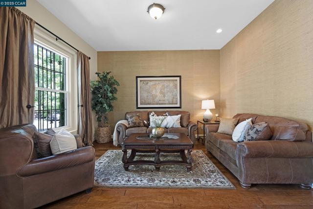2222 Creekview Pl, Danville CA: https://media.crmls.org/mediaz/efb22b17-b8ca-4c74-a287-b6ab66feff91.jpg