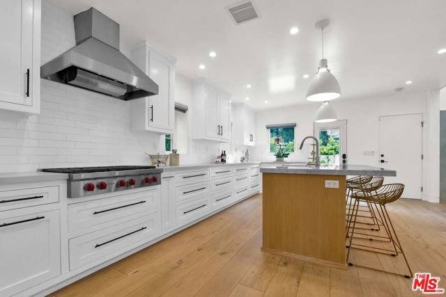 602 S Lucerne Boulevard, Los Angeles CA: https://media.crmls.org/mediaz/efb2b6ba-c7a3-4b59-9927-2f3a8accbe1d.jpg