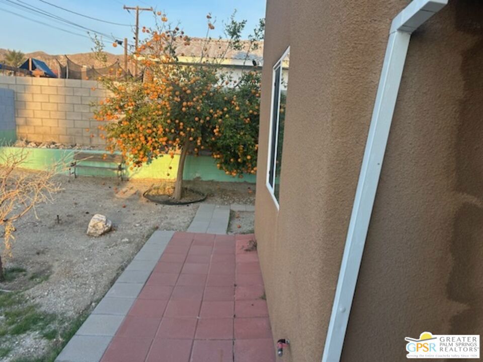 https://media.crmls.org/mediaz/efb2e778-1286-4f88-ae18-cc73c85abc24.jpg?preset=X-Large