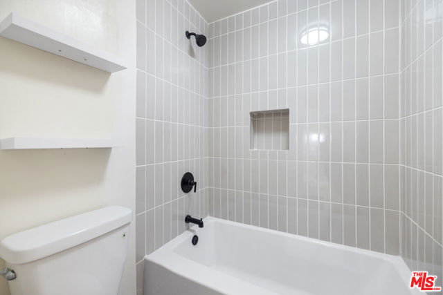 2nd Level Bathroom Tub/Shower