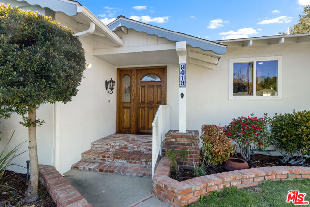 9413 La Reina Place photo 2