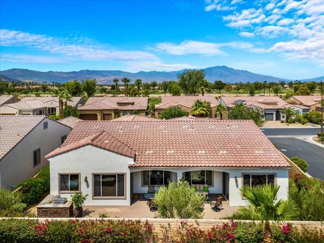40426 Calle Estela, Indio CA: https://media.crmls.org/mediaz/efb3e6cd-9c44-4682-906e-79e2e66a17af.jpg