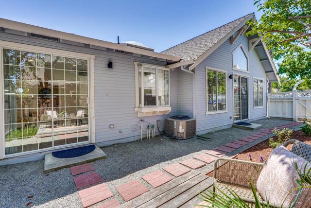 304 Windmill Park Lane, Mountain View CA: https://media.crmls.org/mediaz/efb50453-7863-47fe-836f-ed3073b64bf9.jpg