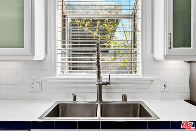 910 N Alfred Street, West Hollywood CA: https://media.crmls.org/mediaz/efb615e1-702e-43e8-846c-aa6bf35f85ea.jpg