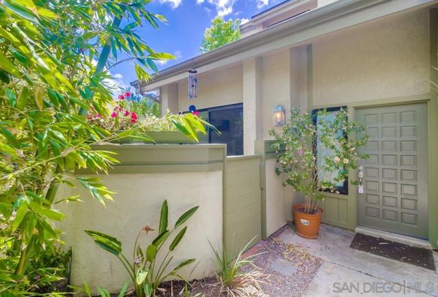 3319 Caminito Eastbluff, La Jolla CA: https://media.crmls.org/mediaz/efb61bb6-b571-40ee-b9cd-5a8e5f05cf81.jpg