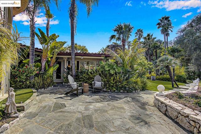 4146 Canyon Rd, Lafayette CA: https://media.crmls.org/mediaz/efb62115-f33c-4f30-aa29-f7d55cd97a3e.jpg