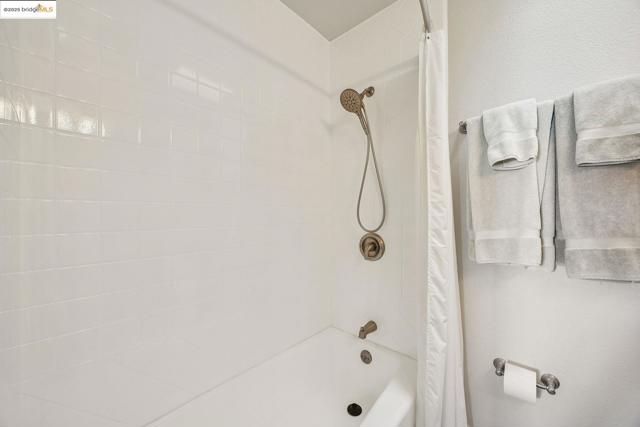 40 Spy Glass Hill, Oakland CA: https://media.crmls.org/mediaz/efb6310d-faaa-4b0c-817f-060f9f0745d6.jpg