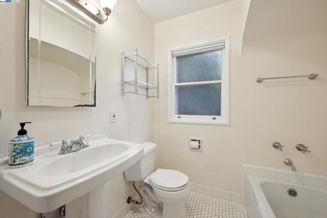 1658 Gouldin Rd, Oakland CA: https://media.crmls.org/mediaz/efb6ca5d-4344-4b43-a3fb-91eb6b6dd112.jpg