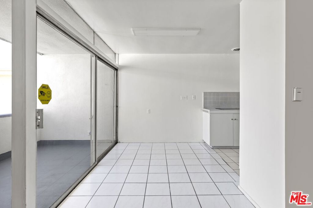 https://media.crmls.org/mediaz/efb7036d-5775-4bd7-b21c-e6cb329e90d8.jpg?preset=X-Large