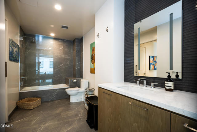 400 S Broadway, Los Angeles CA: https://media.crmls.org/mediaz/efb7a20a-68a0-4527-be7f-92ca0033e37d.jpg