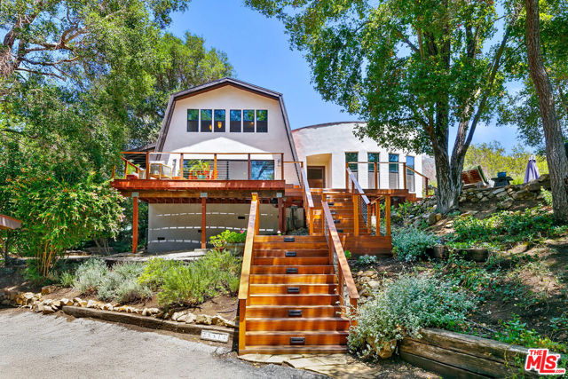 25813 Dark Creek Road, Calabasas CA: https://media.crmls.org/mediaz/efb86a1d-5d2b-42ca-b1d5-7c7d32d5e5de.jpg