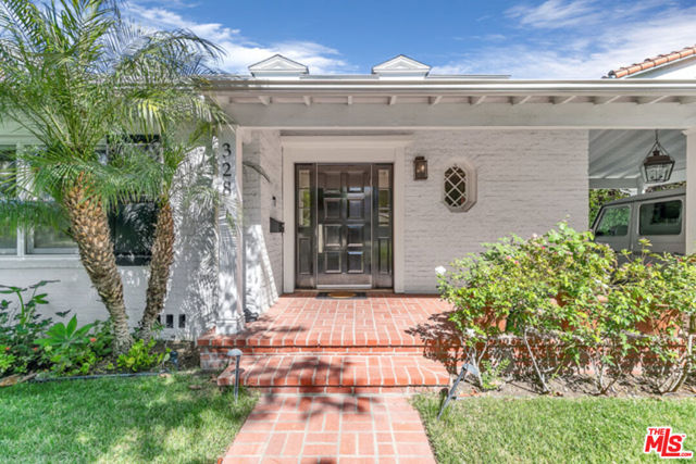 328 El Camino Drive, Beverly Hills CA: https://media.crmls.org/mediaz/efb873be-c979-4025-8fbc-64bcc230e236.jpg