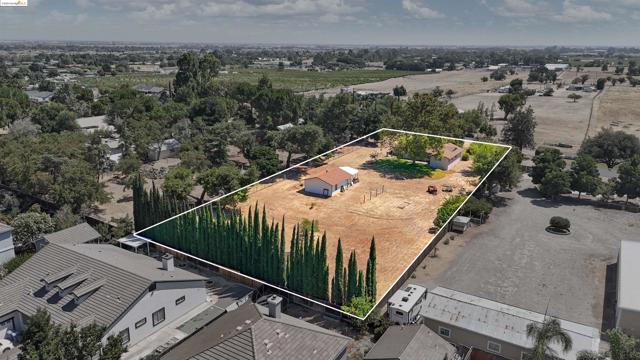 2921 Anderson Ln, Brentwood CA: https://media.crmls.org/mediaz/efb9c8ee-de32-4dab-8209-1332e3253afd.jpg