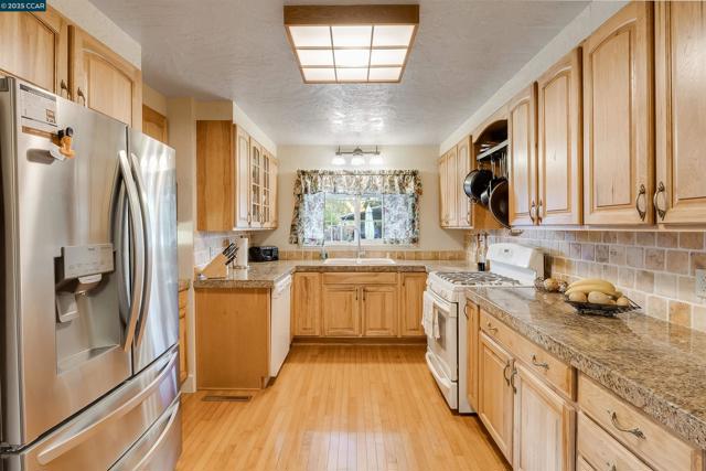 80 Diogenes Dr, Angwin CA: https://media.crmls.org/mediaz/efbb09af-e566-4aa8-b823-ddcb91d87e38.jpg