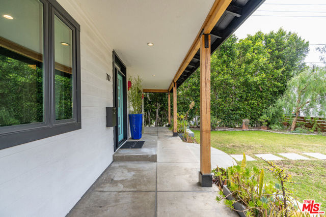 712 N Keystone Street, Burbank CA: https://media.crmls.org/mediaz/efbb287f-db7a-476b-b2a4-65c0fb6d8748.jpg