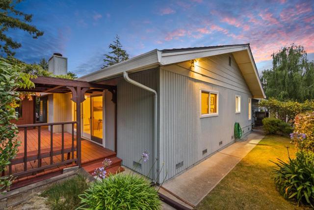 1435 Dolphin Drive, Aptos CA: https://media.crmls.org/mediaz/efbb38bc-2de6-42bd-93b7-085be47614df.jpg