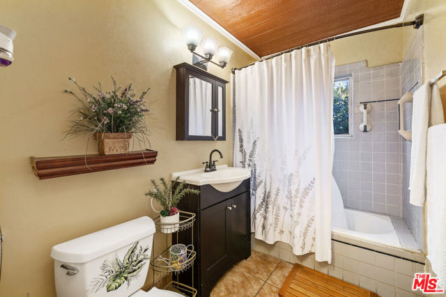 5184 Caspar Avenue, Los Angeles CA: https://media.crmls.org/mediaz/efbbb722-c225-4207-9a2e-952f2eea8077.jpg